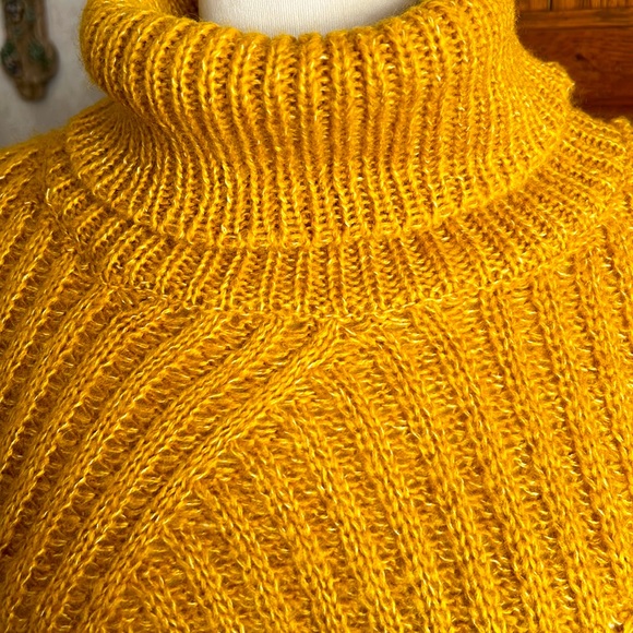 Hem & Thread TURTLENECK SWEATER🌻Perfect FALL🍁Golden Mustard color Size Medium - Picture 4 of 8
